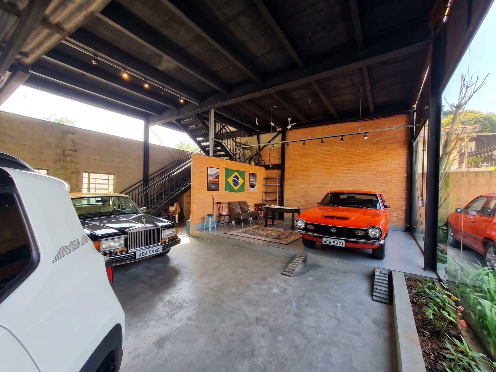 Carro clássico em restauração dentro da oficina